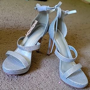 NWT MYSOFT Triple Strap Glitter Open Toe Heeled Sandals